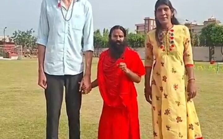 दुनिया का सबसे लंबा आदमी सीखेगा योग, स्वामी रामदेव से मिलने पहुंचा