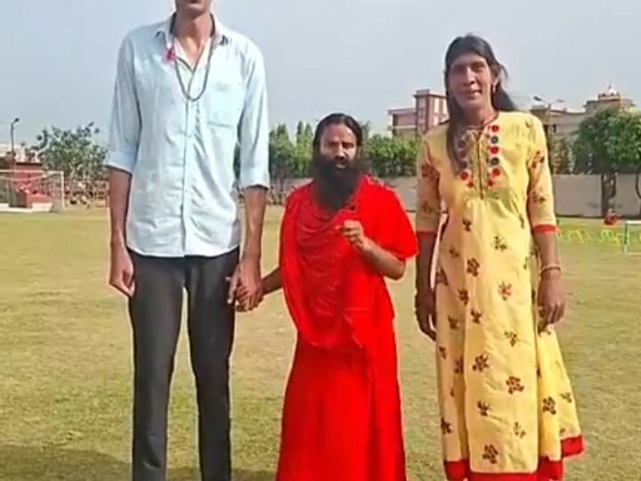 दुनिया का सबसे लंबा आदमी सीखेगा योग, स्वामी रामदेव से मिलने पहुंचा