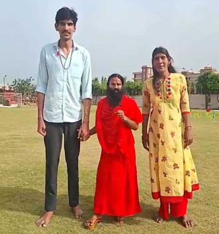 दुनिया का सबसे लंबा आदमी सीखेगा योग, स्वामी रामदेव से मिलने पहुंचा