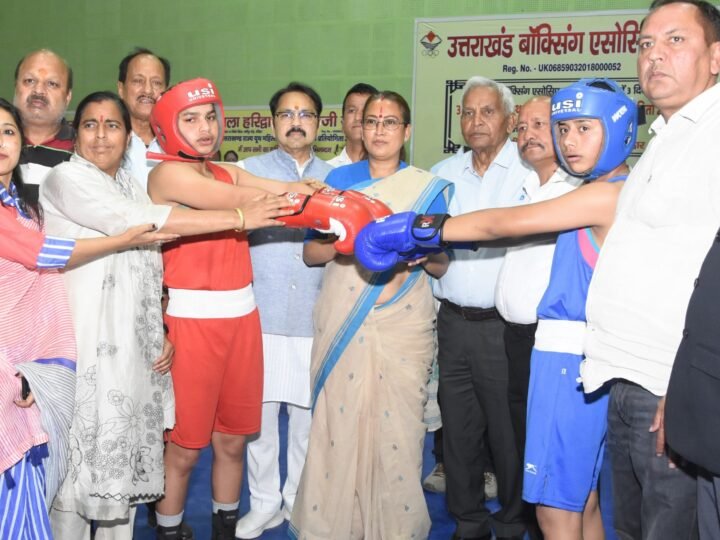 खेल प्रतियोगिता के समापन पर खेल मंत्री ने खिलाड़ियों को दिए मेडल