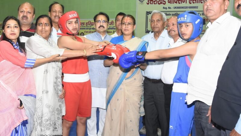 खेल प्रतियोगिता के समापन पर खेल मंत्री ने खिलाड़ियों को दिए मेडल