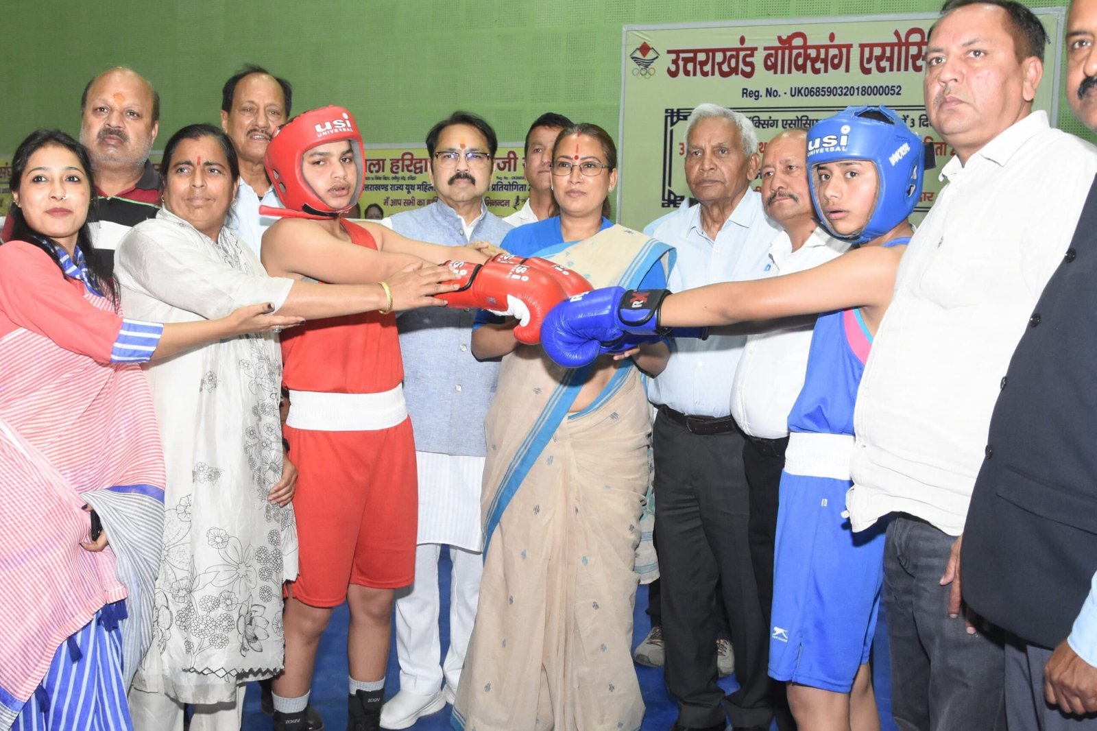 खेल प्रतियोगिता के समापन पर खेल मंत्री ने खिलाड़ियों को दिए मेडल