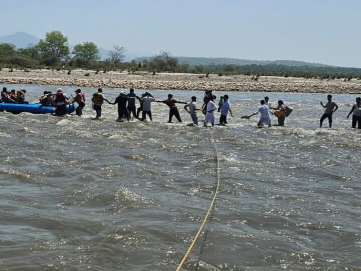 अचानक गंगा का जलस्तर बढ़ने से फंसे 21 लोग, देवदूत बनकर जल पुलिस ने बचाया