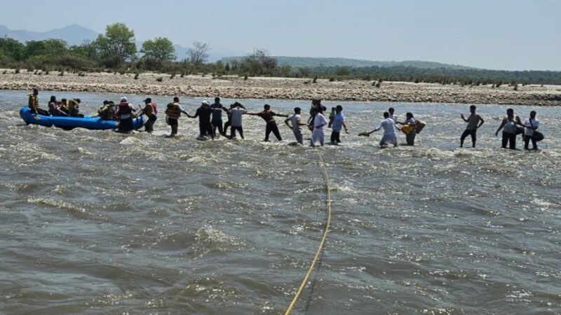 अचानक गंगा का जलस्तर बढ़ने से फंसे 21 लोग, देवदूत बनकर जल पुलिस ने बचाया