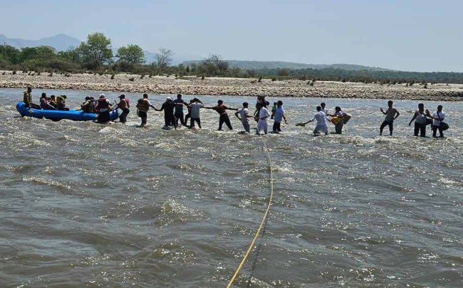 अचानक गंगा का जलस्तर बढ़ने से फंसे 21 लोग, देवदूत बनकर जल पुलिस ने बचाया