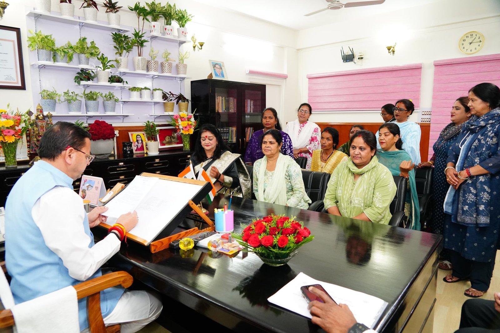 आंगनवाड़ी वर्कर्स का वेतन बढ़ाने के लिए गंभीरता से विचार कर रही सरकार – मुख्यमंत्री