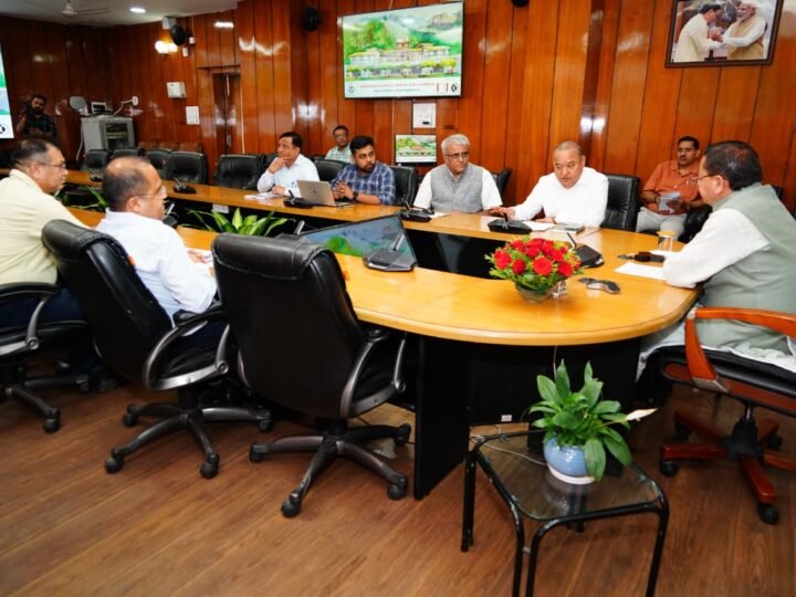 स्प्रिचुअल हिल टाउन के रूप में विकसित होगा बद्रीनाथ धाम, सीएम ने की मास्टर प्लान के कामों की समीक्षा