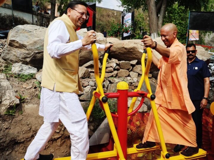 महाविद्यालय में विभिन्न विकास योजनाओं का शिलान्यास, यूपी के सीएम योगी आदित्यनाथ और सीएम पुष्कर सिंह धामी रहे मौजूद