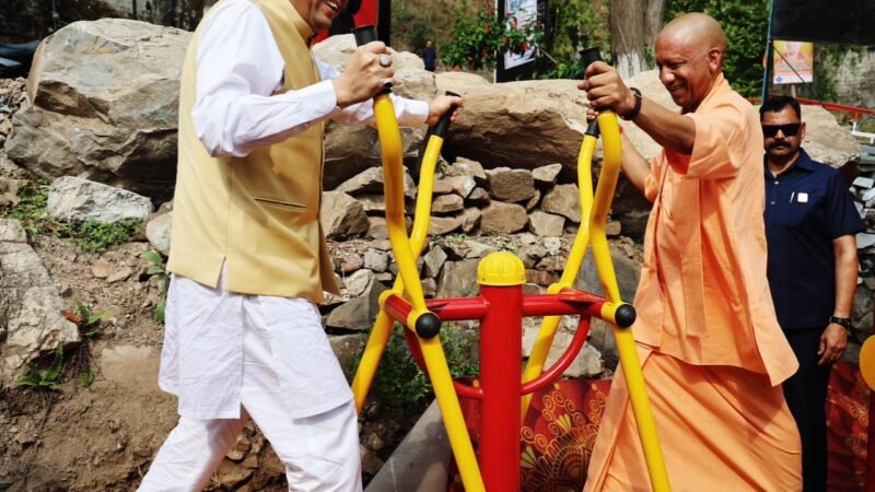 महाविद्यालय में विभिन्न विकास योजनाओं का शिलान्यास, यूपी के सीएम योगी आदित्यनाथ और सीएम पुष्कर सिंह धामी रहे मौजूद
