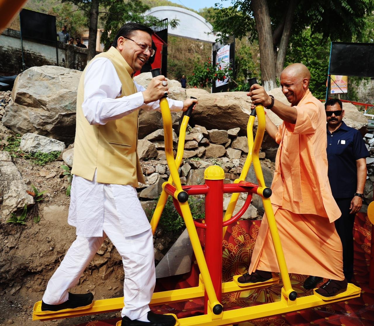 महाविद्यालय में विभिन्न विकास योजनाओं का शिलान्यास, यूपी के सीएम योगी आदित्यनाथ और सीएम पुष्कर सिंह धामी रहे मौजूद