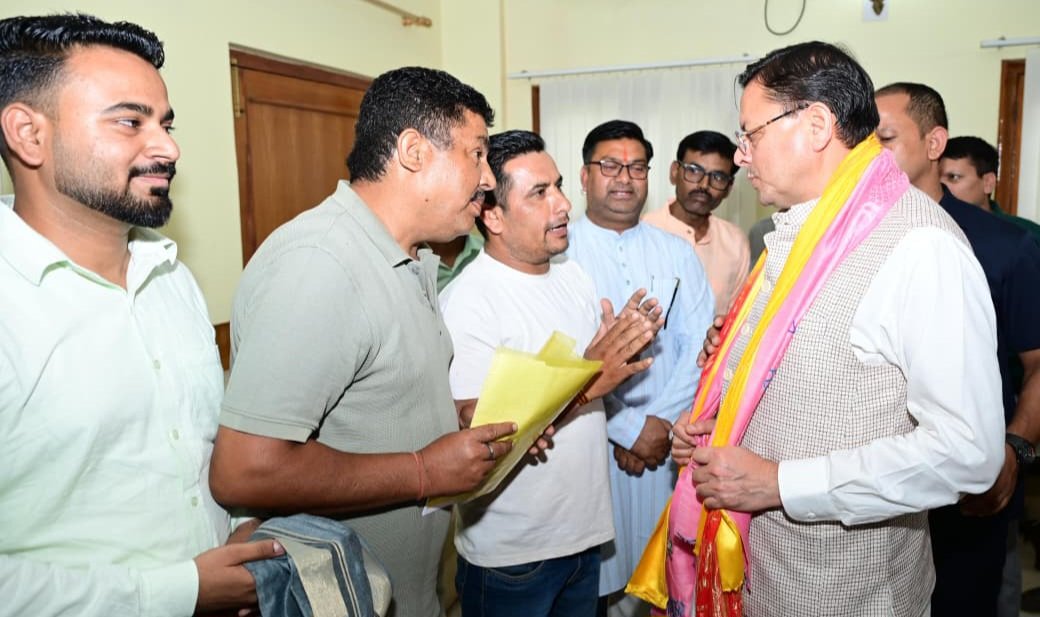 नैनीताल सर्किट हाउस में मुख्यमंत्री ने सुनी जनप्रतिनिधियों और लोगों की समस्याएं