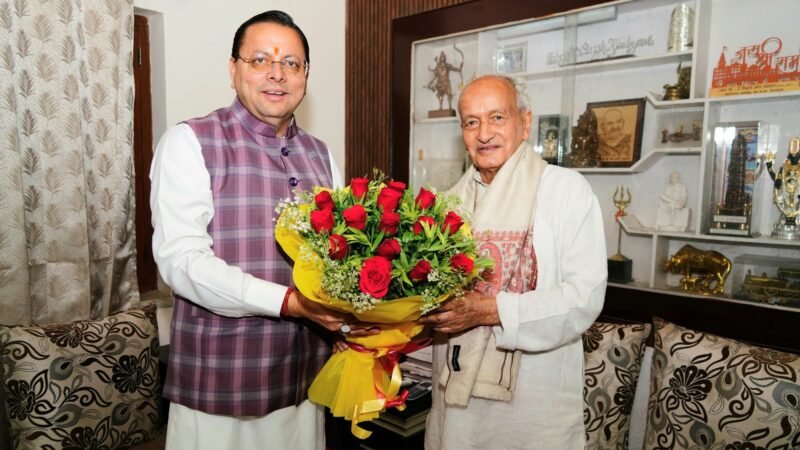 पूर्व सीएम कोश्यारी को “पद्म भूषण” सम्मान मिलने पर मुख्यमंत्री ने घर पहुंचकर दी बधाई