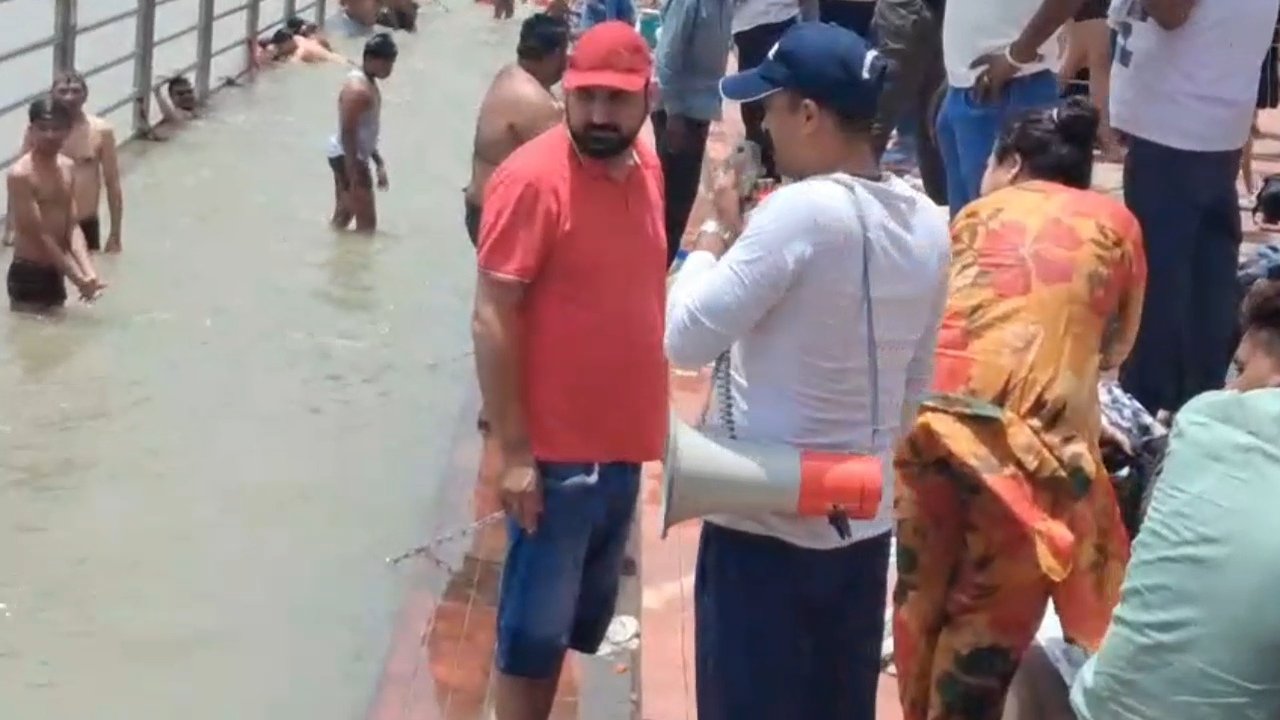 गंगा में डूब कर हो रहे हादसों के बाद पुलिस हरकत में, गंगा घाटों पर अनाउंसमेंट कर जागरूक किया