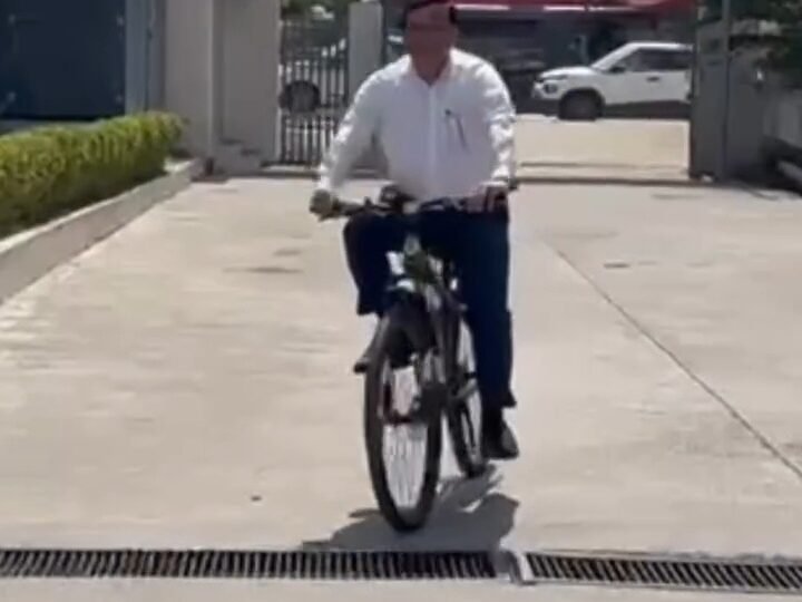 IAS बंशीधर तिवारी की पहल, ऊर्जा संरक्षण के लिए साइकिल से पहुंचे ऑफिस, देखें वीडियो