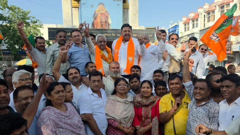 चुनावों में जीत का जश्न, मदन कौशिक समेत अन्य भाजपा नेताओं ने जश्न मनाया