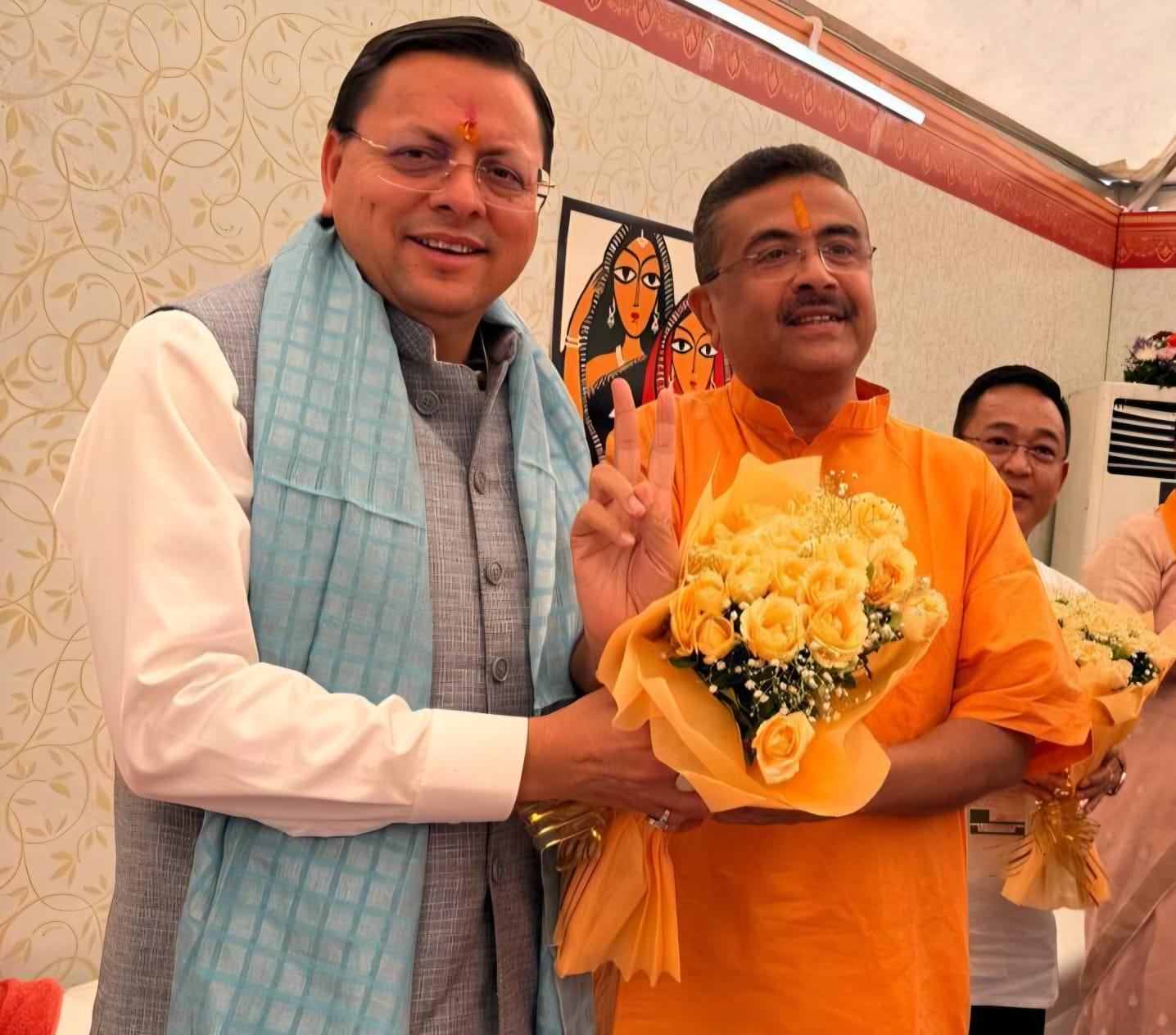 शुभेंदु अधिकारी के शपथ ग्रहण समारोह में शामिल हुए मुख्यमंत्री पुष्कर सिंह धामी, दी शुभकामनाएं