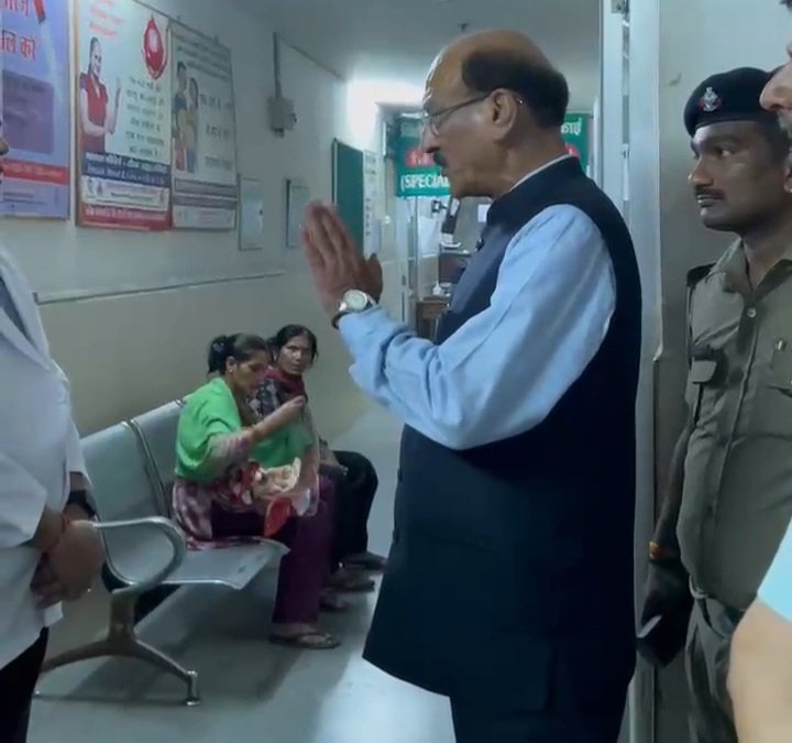 जिला अस्पताल में स्वास्थ्य मंत्री का औसत निरीक्षण, सफाई व्यवस्था पर भड़के