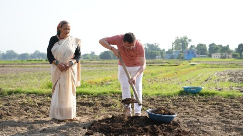 मुख्यमंत्री का खास अंदाज: अपने खेत जोत कर खाद डालते नजर आए मुख्यमंत्री