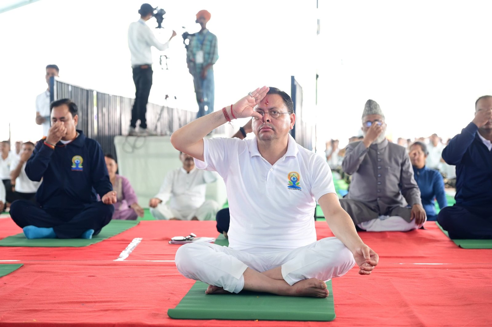 योग दिवस के मौके पर मुख्यमंत्री पुष्कर सिंह धामी ने बनबसा में हजारों लोगों के साथ योग किया