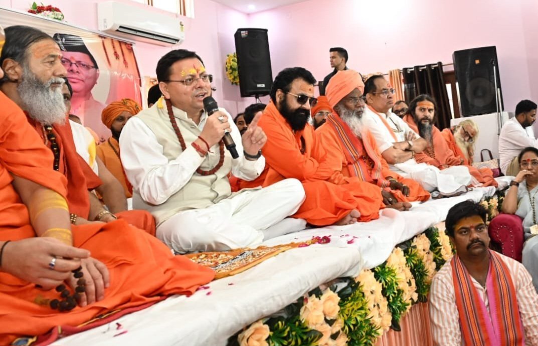 संत सम्मेलन में शामिल हुए मुख्यमंत्री, साधु-संतों से लिया आशीर्वाद