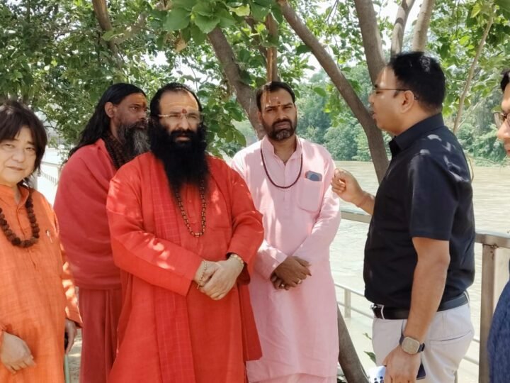 अखाड़ा परिषद के अध्यक्ष ने लिया कुंभ के निर्माण कार्यों का जायजा, सराहना की