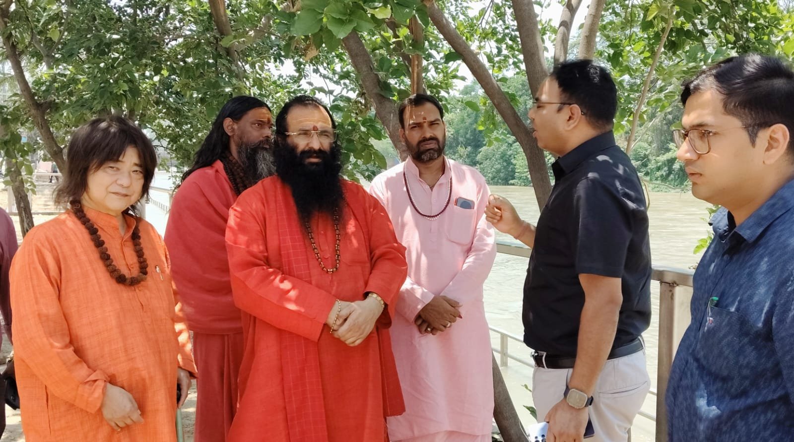 अखाड़ा परिषद के अध्यक्ष ने लिया कुंभ के निर्माण कार्यों का जायजा, सराहना की