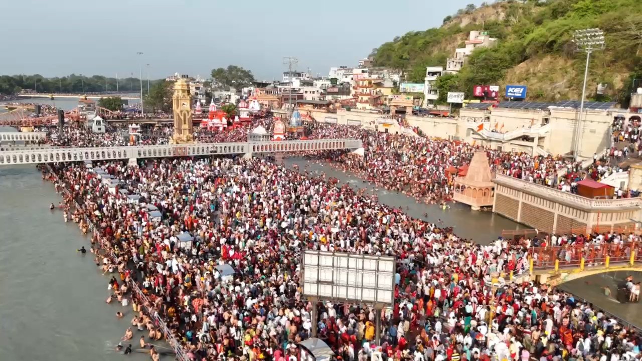 सोमवती अमावस्या स्नान: धर्मनगरी में उमड़ा भक्तों का जन सैलाब, ट्रैफिक व्यवस्था चरमराई