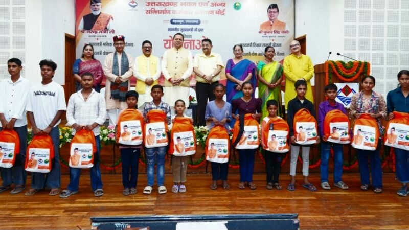 मुख्यमंत्री ने निर्माण श्रमिकों के लिए की कई कल्याणकारी योजनाओं की शुरुआत, 2 मेडिकल मोबाइल वैन को किया रवाना