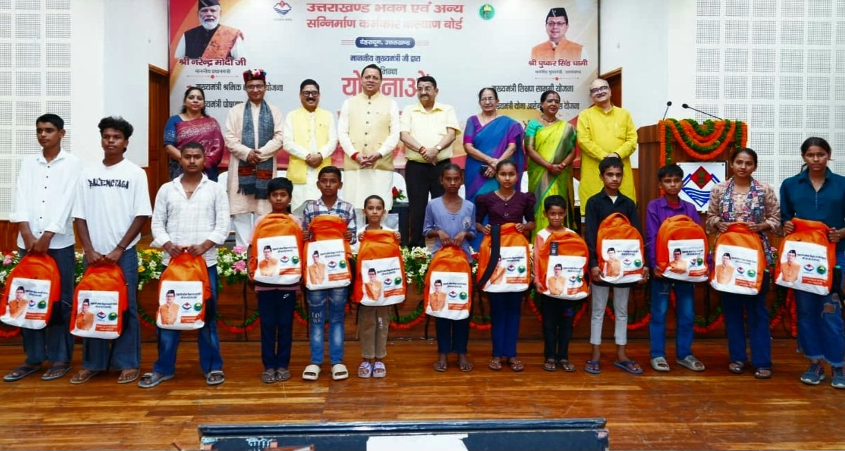 मुख्यमंत्री ने निर्माण श्रमिकों के लिए की कई कल्याणकारी योजनाओं की शुरुआत, 2 मेडिकल मोबाइल वैन को किया रवाना