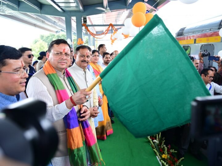 देहरादून से सोमनाथ के लिए रवाना हुए 700 श्रद्धालु, मुख्यमंत्री धामी ने हरी झंडी दिखाकर रवाना किया