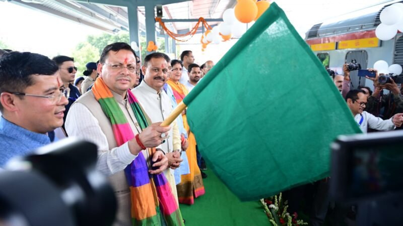 देहरादून से सोमनाथ के लिए रवाना हुए 700 श्रद्धालु, मुख्यमंत्री धामी ने हरी झंडी दिखाकर रवाना किया