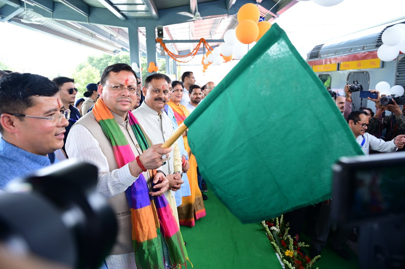 देहरादून से सोमनाथ के लिए रवाना हुए 700 श्रद्धालु, मुख्यमंत्री धामी ने हरी झंडी दिखाकर रवाना किया