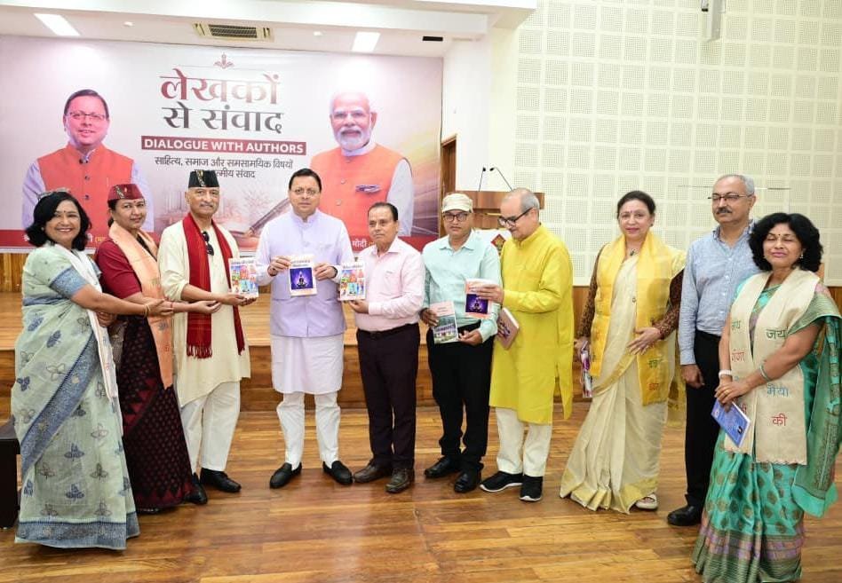 साहित्यकारों से संवाद में बोले मुख्यमंत्री: ‘1000 पुस्तक दान अभियान’ के लिए खरीदीं 50 पुस्तकें, साहित्य के संरक्षण पर दिया जोर