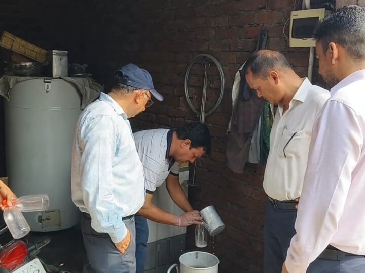 लक्सर में खाद्य सुरक्षा विभाग की बड़ी कार्रवाई, दो अवैध मावा फैक्ट्रियां सील