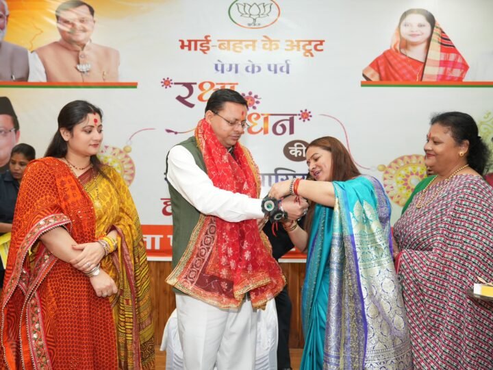 मुख्यमंत्री को बहनों ने बांधा रक्षा सूत्र, सीएम ने दी प्रदेशवासियों को रक्षाबंधन की बधाई