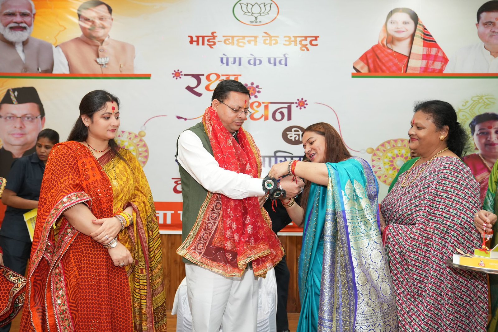 मुख्यमंत्री को बहनों ने बांधा रक्षा सूत्र, सीएम ने दी प्रदेशवासियों को रक्षाबंधन की बधाई