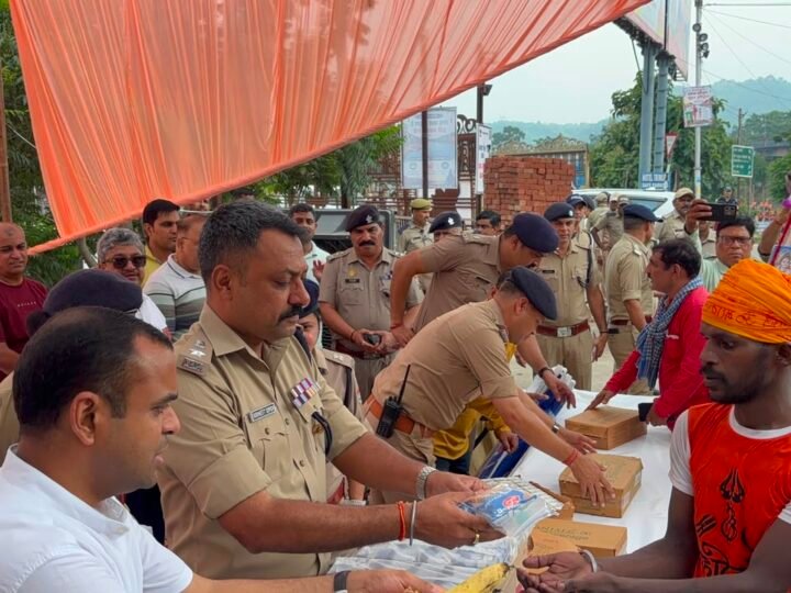 प्रशासन ने किया कांवड़ियों का स्वागत, पानी और फल बाँटे