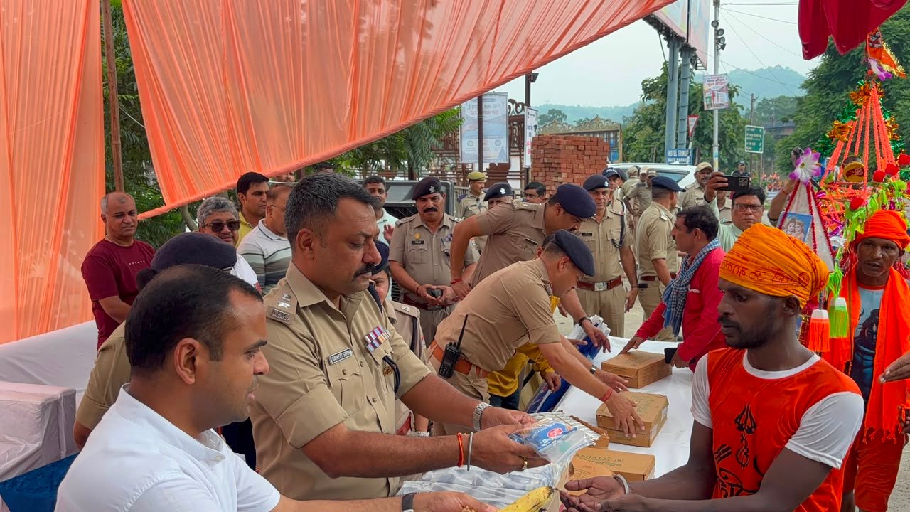 प्रशासन ने किया कांवड़ियों का स्वागत, पानी और फल बाँटे