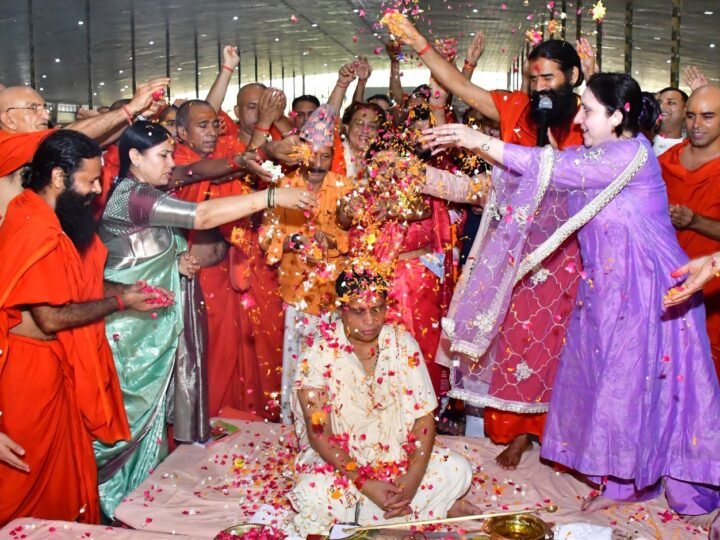 पतंजलि योगपीठ में आचार्य बालकृष्ण का जन्मदिन जड़ी बूटी दिवस के रूप में धूमधाम से मना