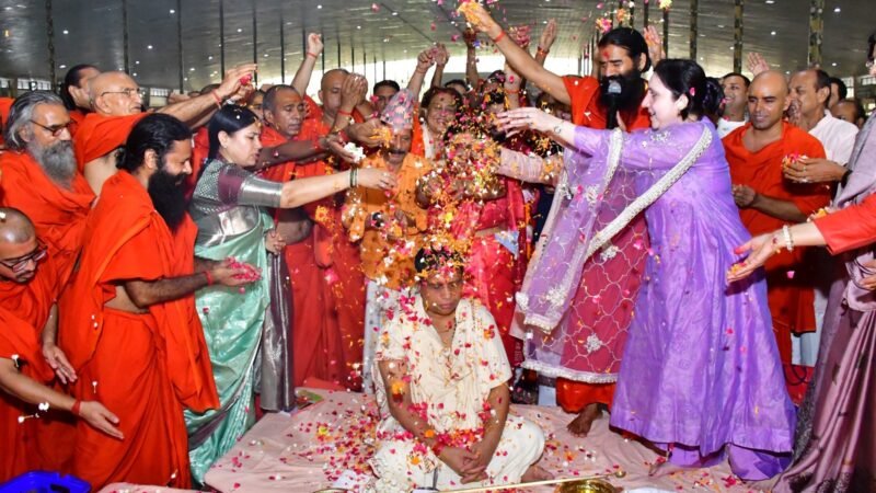 पतंजलि योगपीठ में आचार्य बालकृष्ण का जन्मदिन जड़ी बूटी दिवस के रूप में धूमधाम से मना