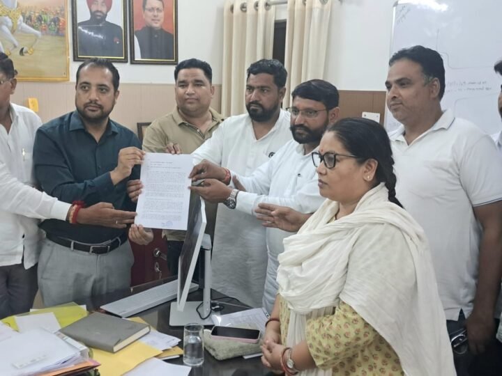 मतदाता सूची में फर्जी आपत्तियों पर विधायक ने जताई आपत्ति, प्रतिनिधि मंडल के साथ एसडीएम को ज्ञापन दिया