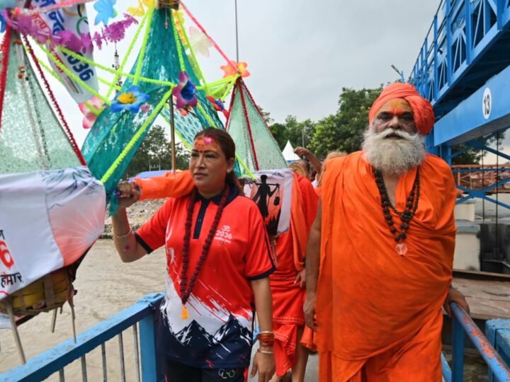 2036 ओलंपिक मेजबानी की कामना के साथ खेल मंत्री रेखा आर्य ने उठाई कांवड़, ऋषिकेश के लिए पैदल रवाना