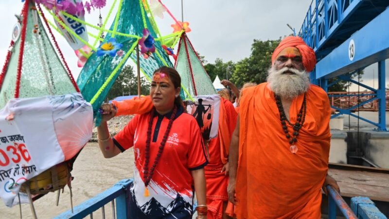 2036 ओलंपिक मेजबानी की कामना के साथ खेल मंत्री रेखा आर्य ने उठाई कांवड़, ऋषिकेश के लिए पैदल रवाना
