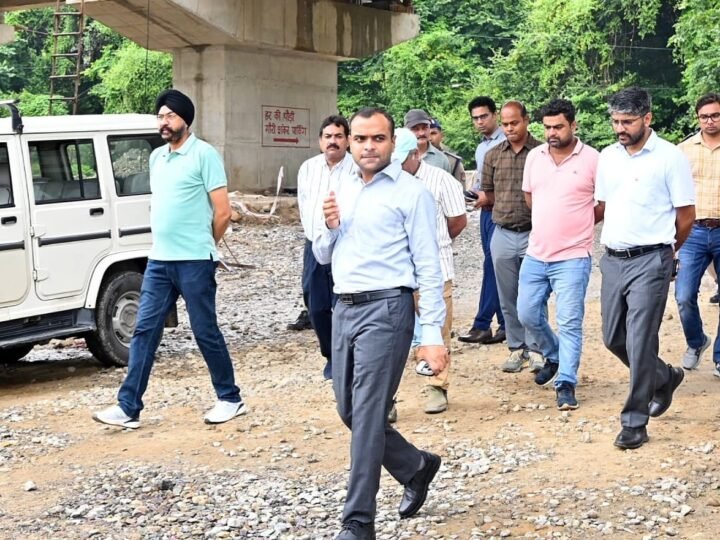 धरातल पर उतरे DM मयूर दीक्षित: 15 अक्टूबर तक जिले की सड़कें गड्ढामुक्त करने के दिए सख्त निर्देश