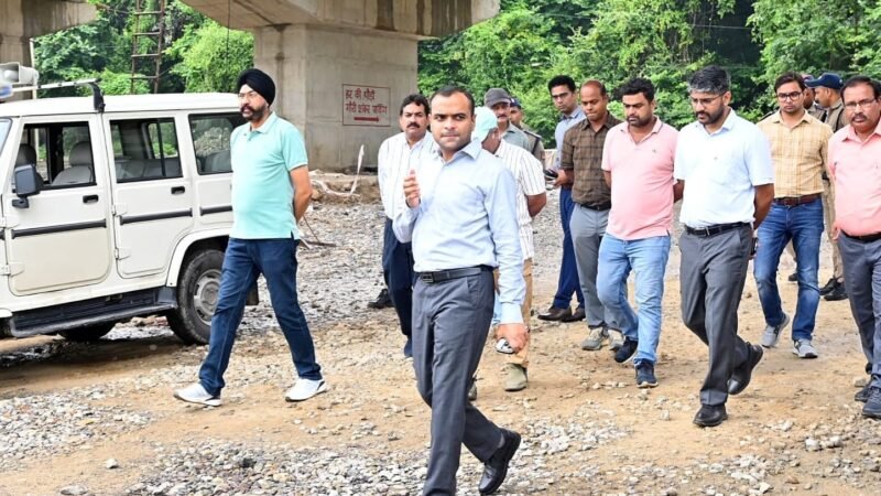 धरातल पर उतरे DM मयूर दीक्षित: 15 अक्टूबर तक जिले की सड़कें गड्ढामुक्त करने के दिए सख्त निर्देश