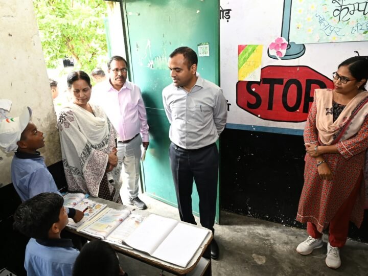 जिलाधिकारी ने किया सरकारी स्कूलों का औचक निरीक्षण तमाम व्यवस्थाओं की जानकारी ली