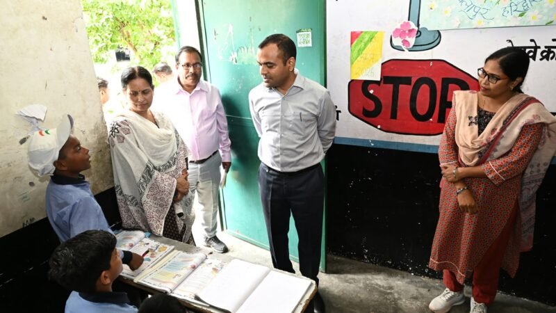 जिलाधिकारी ने किया सरकारी स्कूलों का औचक निरीक्षण तमाम व्यवस्थाओं की जानकारी ली