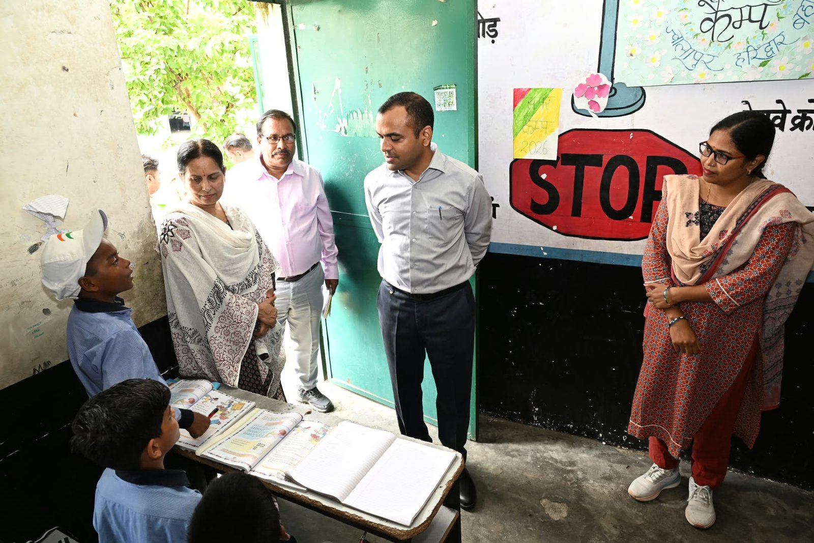 जिलाधिकारी ने किया सरकारी स्कूलों का औचक निरीक्षण तमाम व्यवस्थाओं की जानकारी ली
