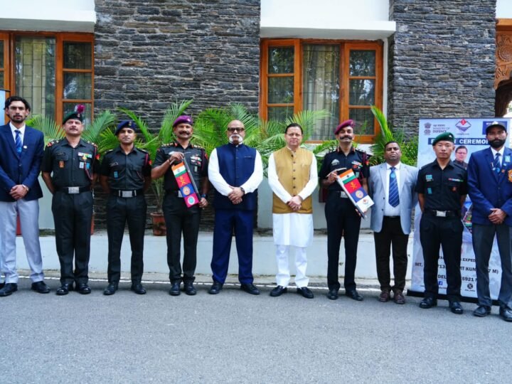 मुख्यमंत्री ने NIM उत्तरकाशी के चार सफल पर्वतारोहण अभियानों का किया फ्लैग-इन, पर्वतारोहियों के साहस को सराहा