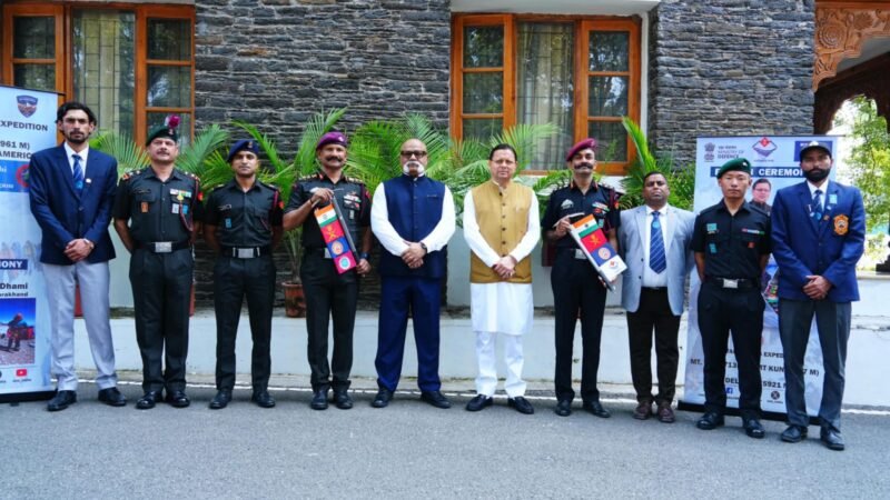मुख्यमंत्री ने NIM उत्तरकाशी के चार सफल पर्वतारोहण अभियानों का किया फ्लैग-इन, पर्वतारोहियों के साहस को सराहा